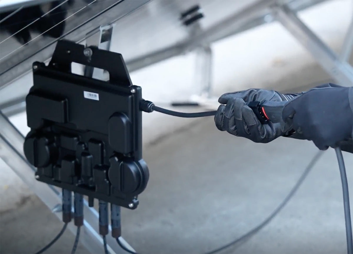 APsystems EZ1 Plug-in Microinverter